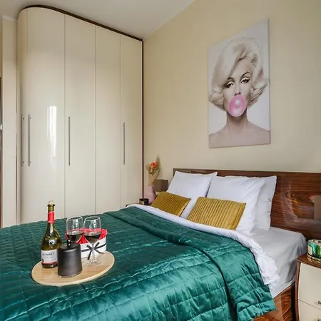Flat Near Metro, Апартаменти *