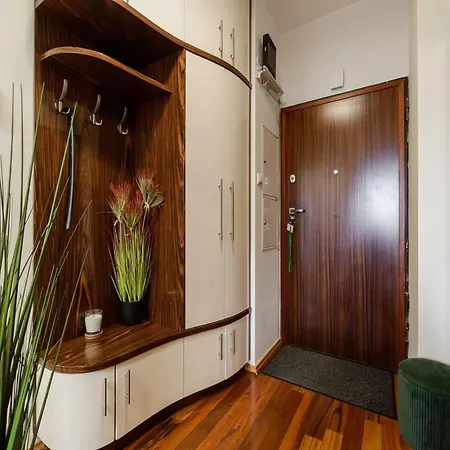 Апартаменти Flat Near Metro, Варшава